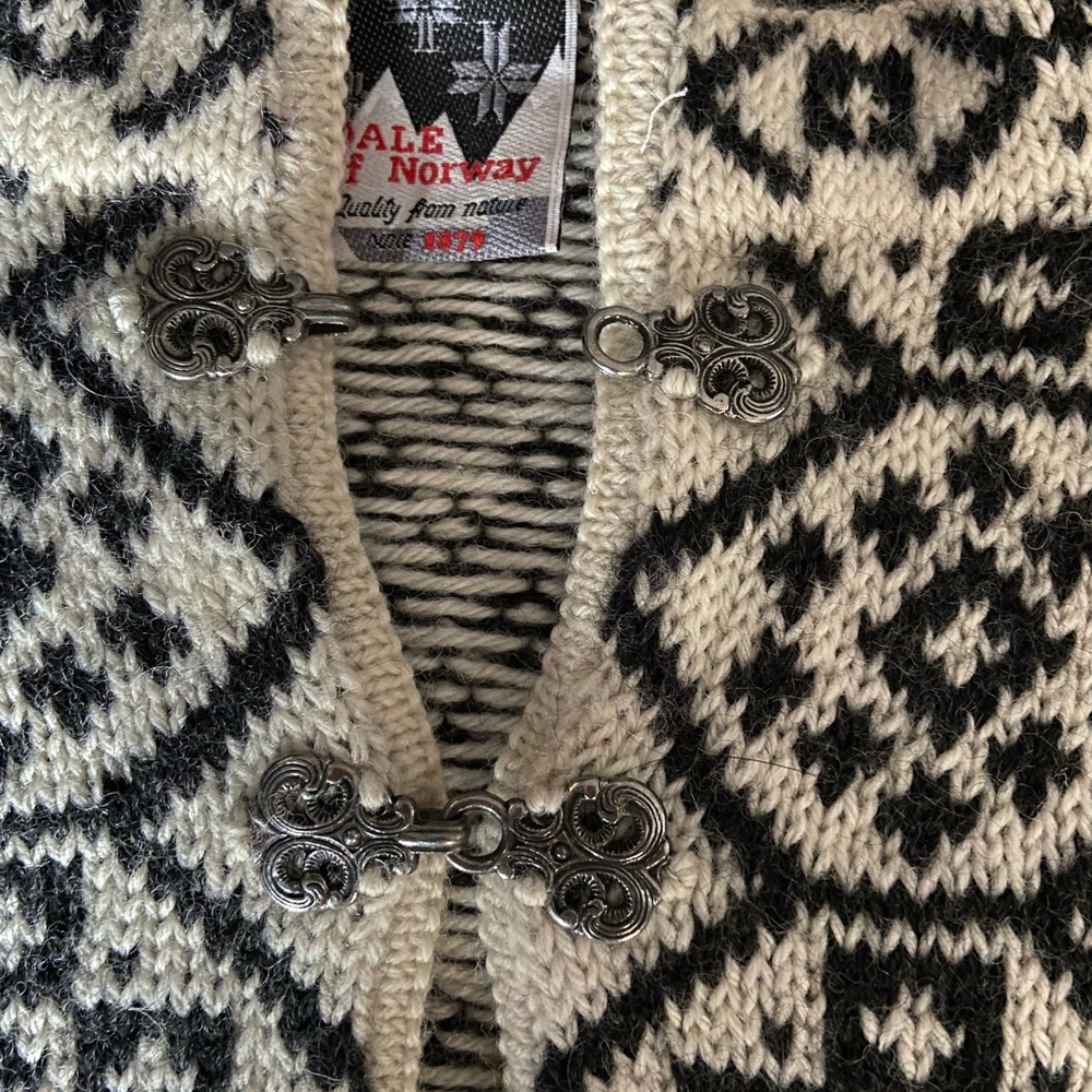 Dale of Norway Pewter Clasp 100% Wool Nordic Classic Cottagecore Sweater